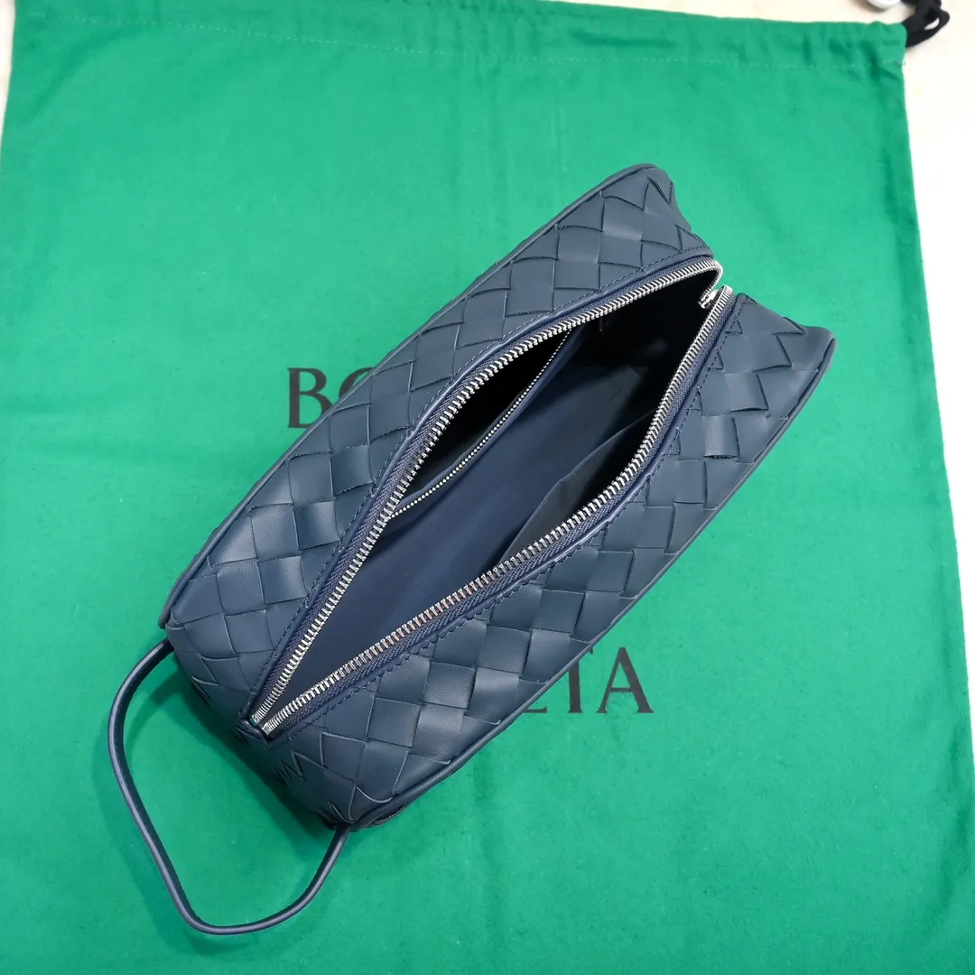 Batch 1280 BOTTEGA VENETA 2024 new INTRECCIATO classic toiletry bag, the choice of discerning people. The low-key luxury quality is the interpretation of its brand. If you like low-key BV, it is the first choice~~ Style number: 7799 Size: 26*13*10cm